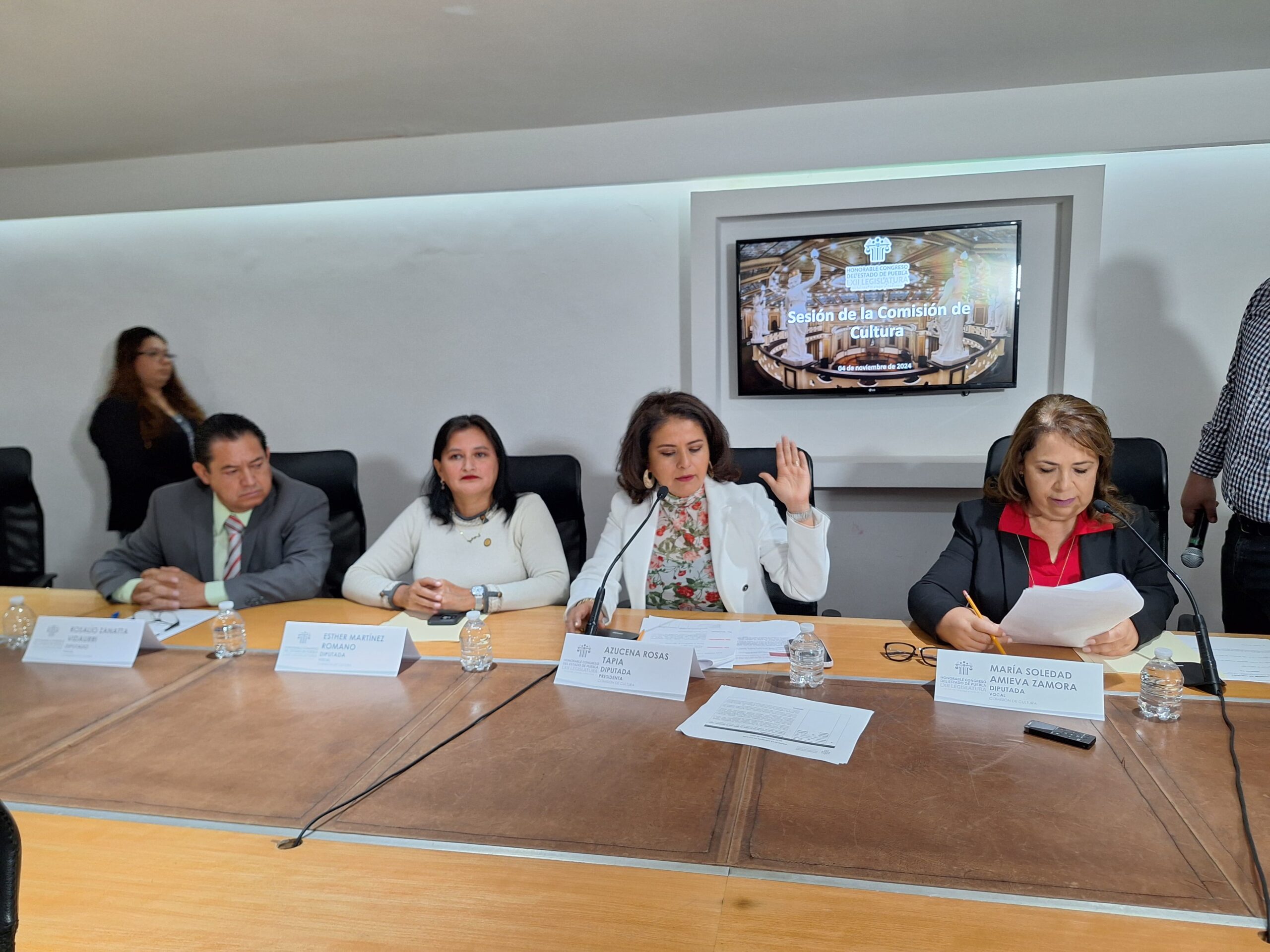 Aprueba Congreso reconocimiento a mujeres con “Medalla Ángeles Espinosa Yglesias”