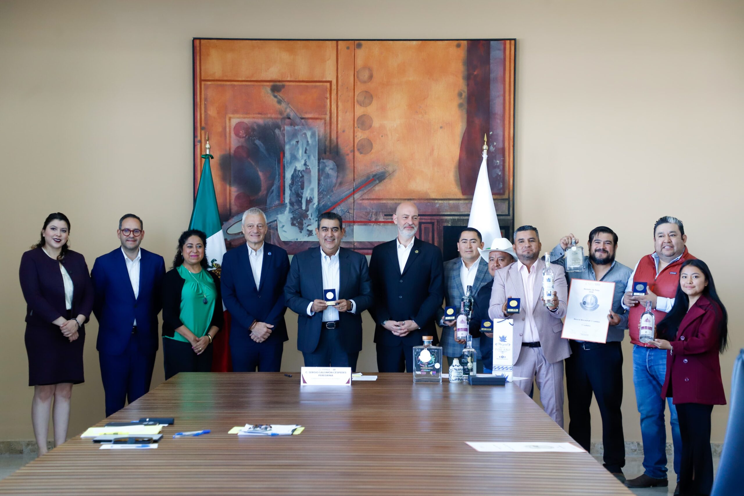 Gana Puebla 18 medallas en certamen de Mezcal