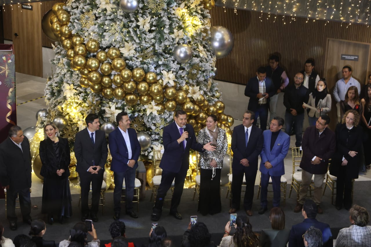 Gobernador enciente Árbol Navideño en nueva cede del Congreso