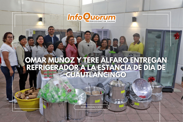 Omar Muñoz y Tere Alfaro entregan refrigerador a la estancia de día de Cuautlancingo