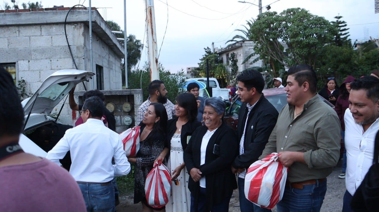Entregan apoyo a familias afectadas por desbordamiento de el rio en Cuautlancingo