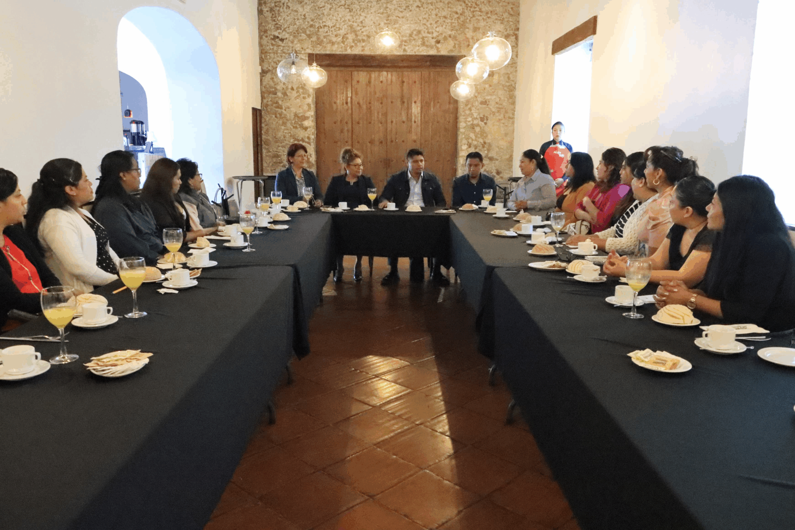 Omar Muñoz y Tere Alfaro establecen dialogo con directoras de los CAIC de Cuautlancingo