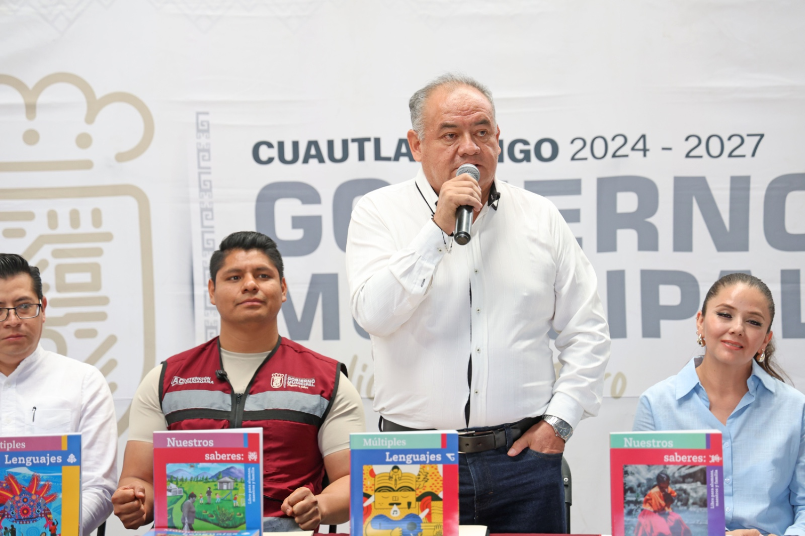 Cuautlancingo impulsa la educación con reparto de libros escolares.