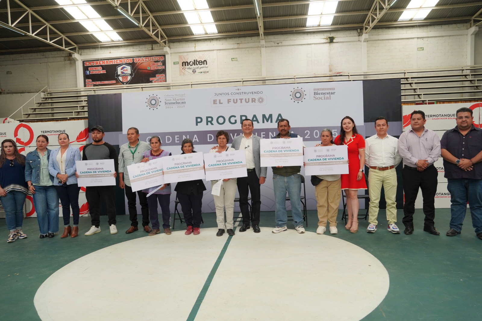 Texmelucan entrega 250 calentadores solares a más de mil personas