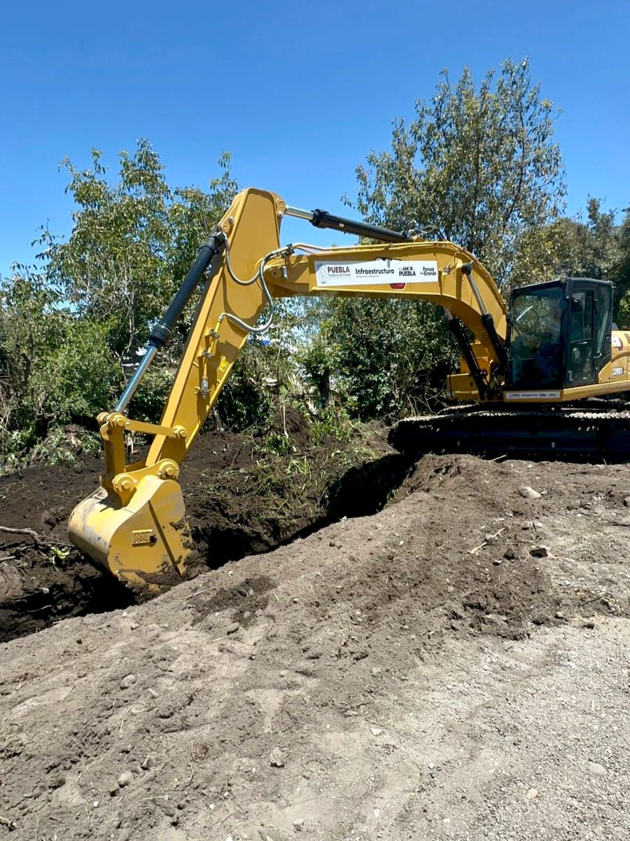 Retiran sedimentos del río Acotzala y renivelan calles en Texmelucan