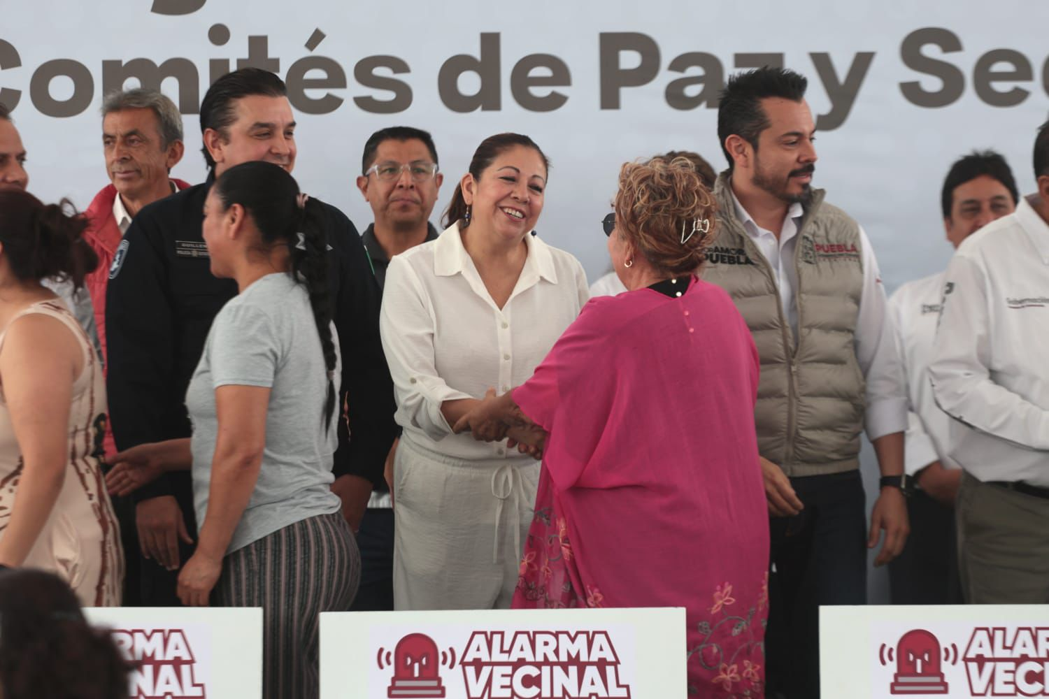 Laura Artemisa impulsa seguridad con entrega de Alarmas Vecinales en Puebla