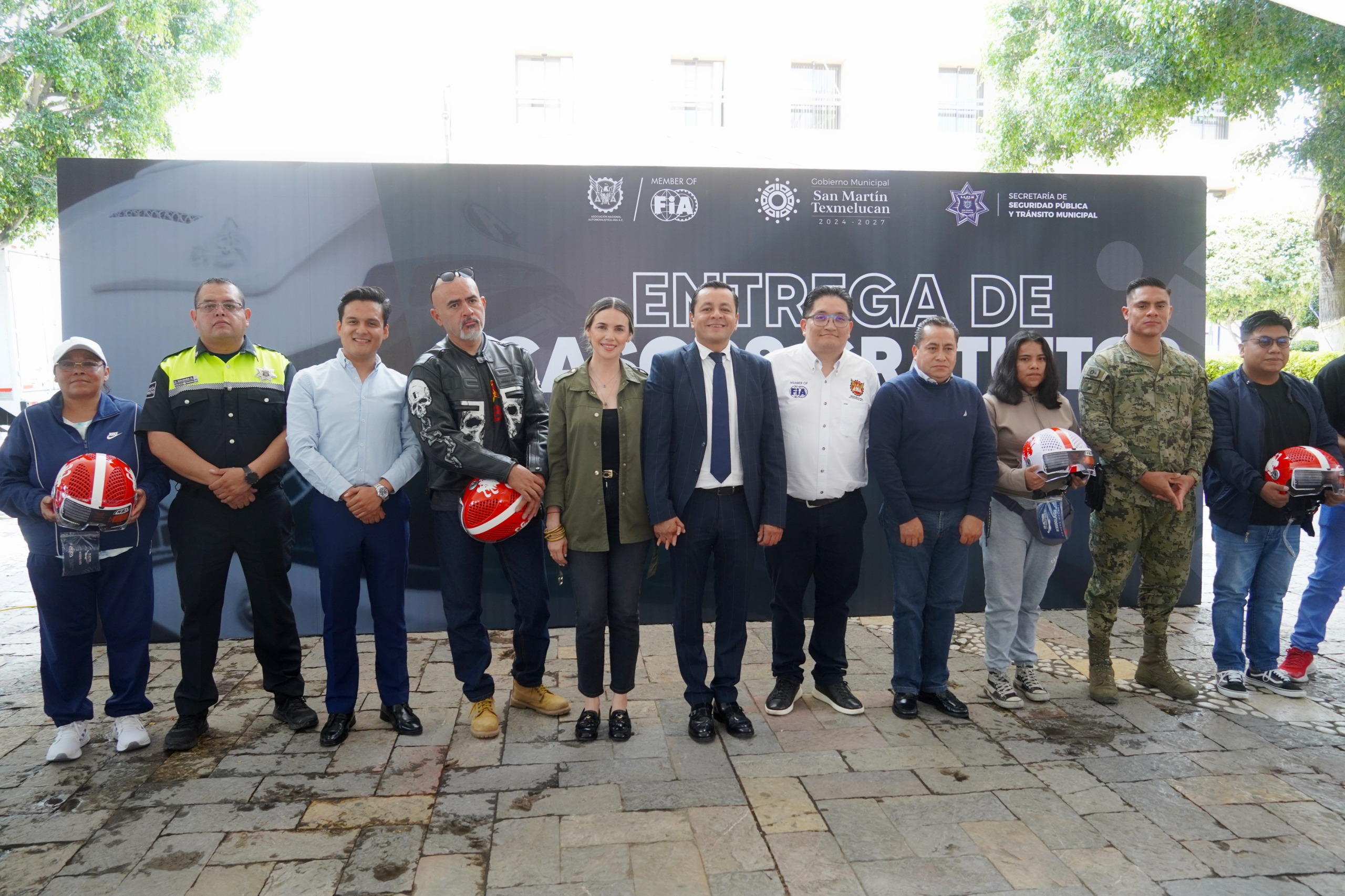Texmelucan entrega 75 cascos certificados a motociclistas por seguridad