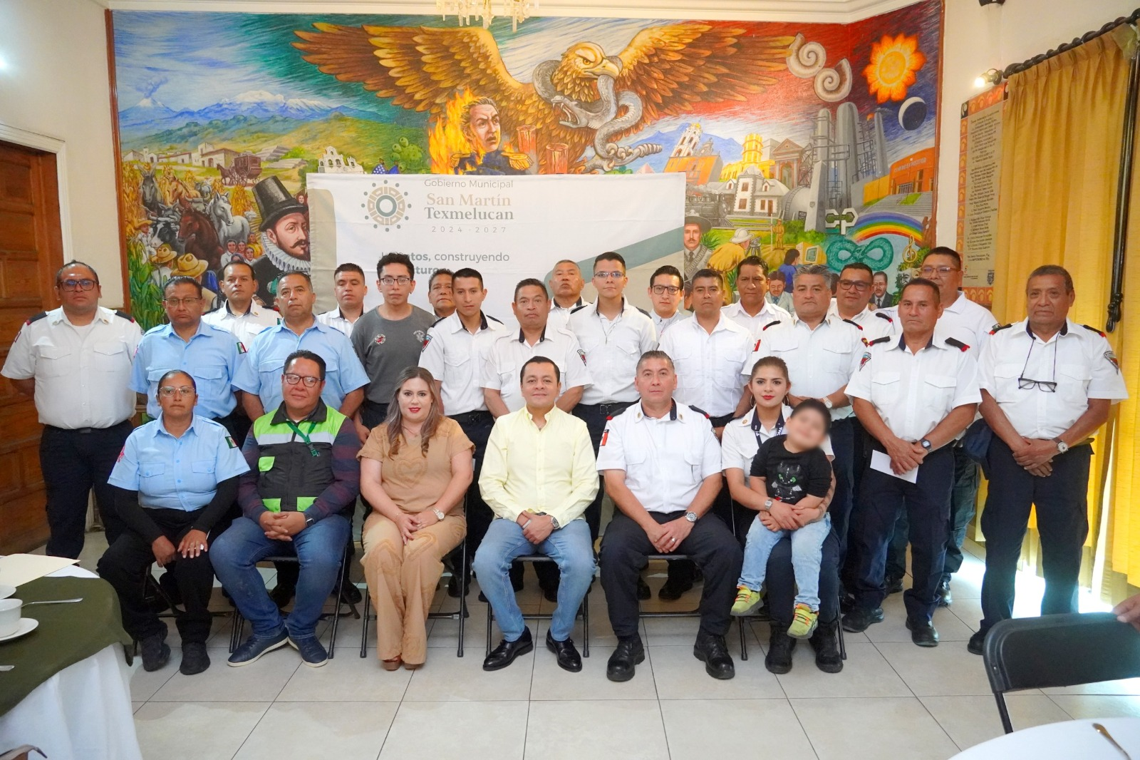 Edil de Texmelucan reconoce y apoya a bomberos