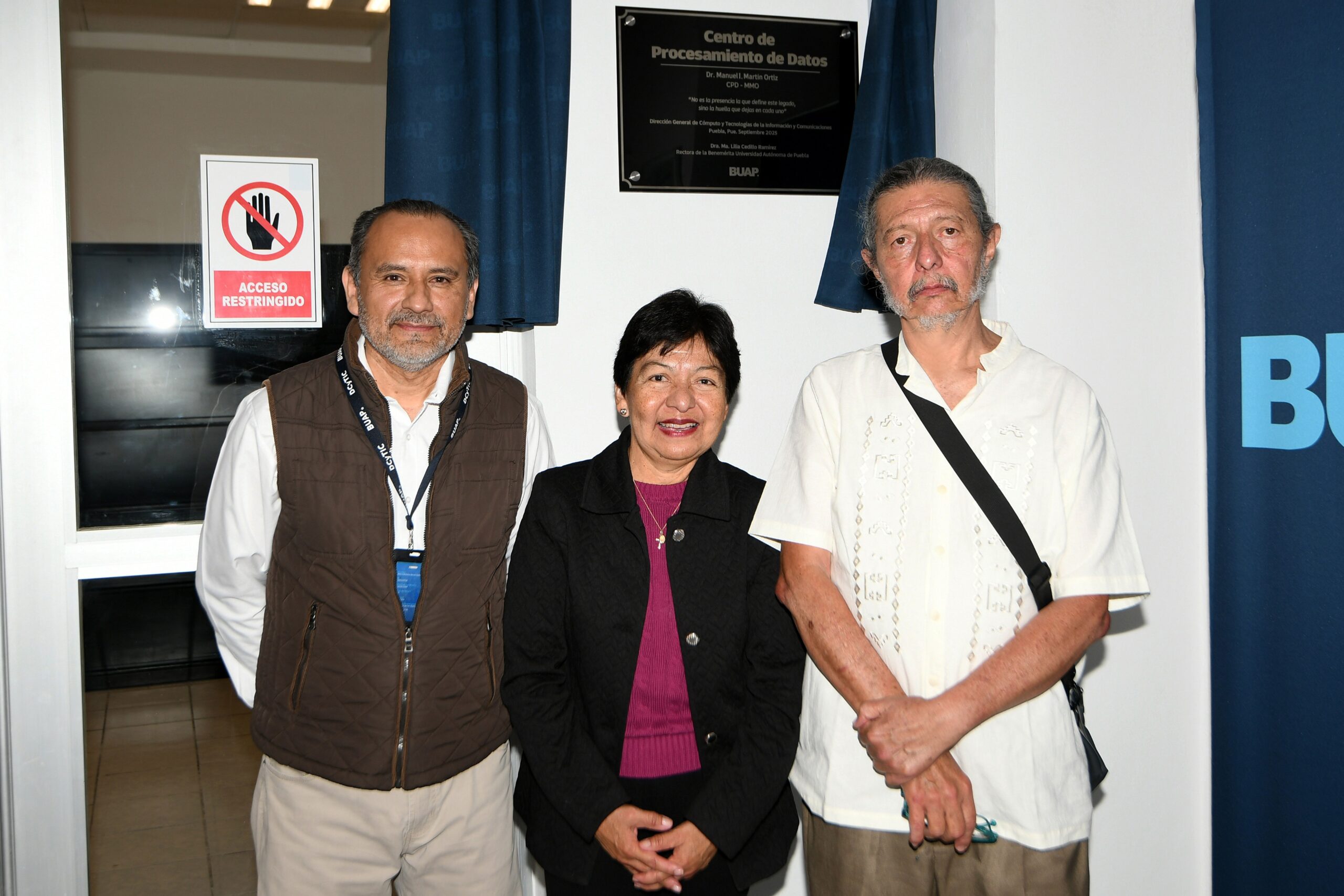 La Rectora Lilia Cedillo devela placa conmemorativa en reconocimiento a la labor del doctor Manuel Martín Ortiz
