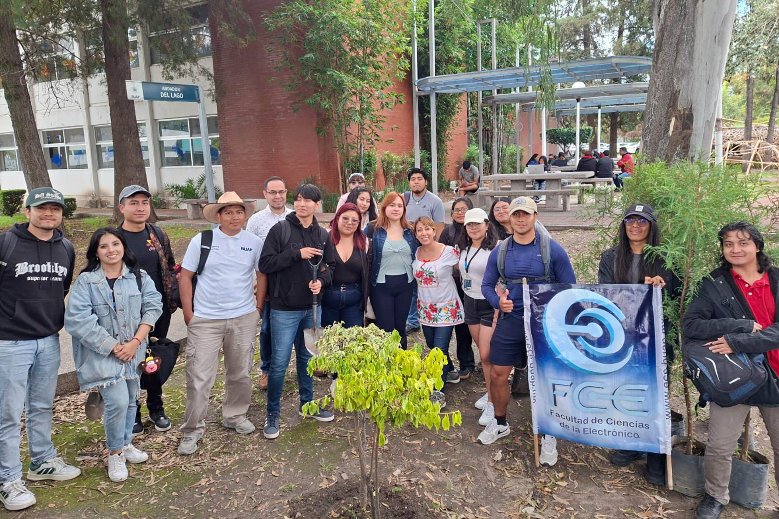 Raíces que nos unen: BUAP siembra ahuehuetes en Ciudad Universitaria