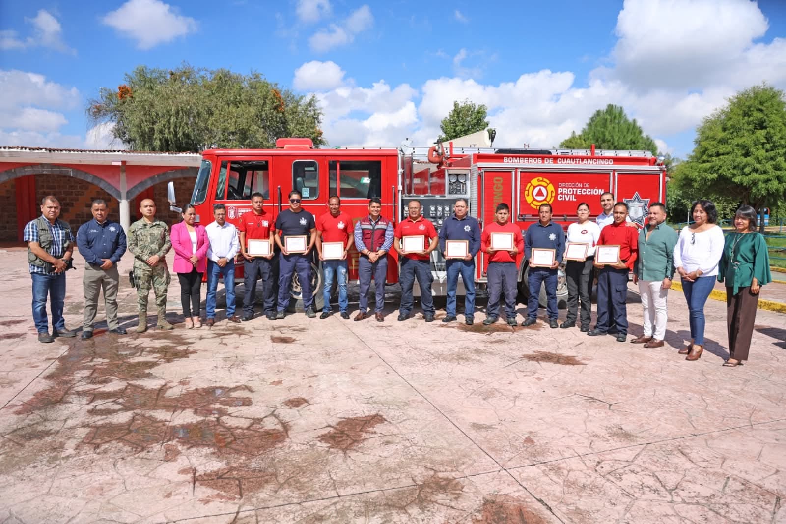 Cuautlancingo anuncia nueva estación y vehículo para bomberos en el Día del Bombero
