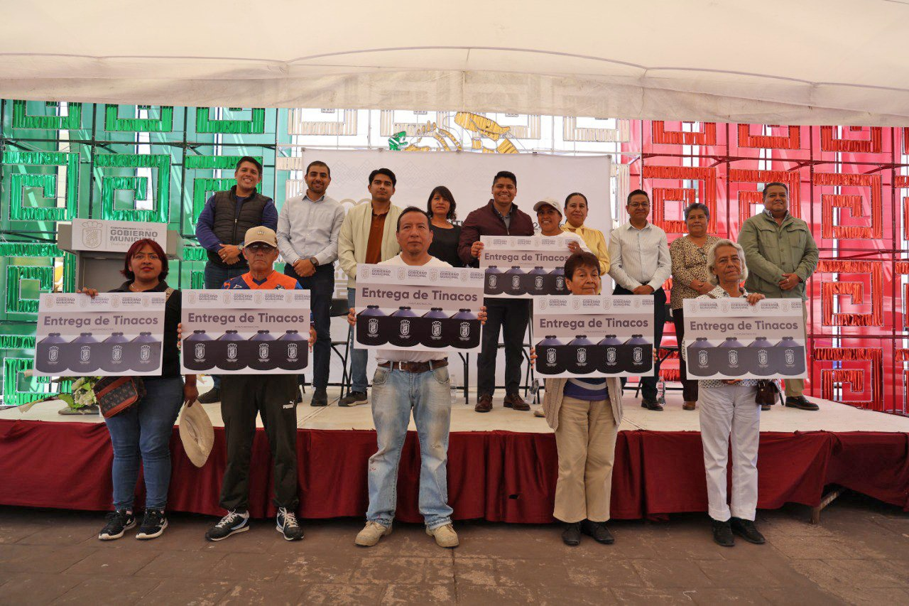 Omar Muñoz entrega 300 tinacos en Cuautlancingo para apoyar a familias