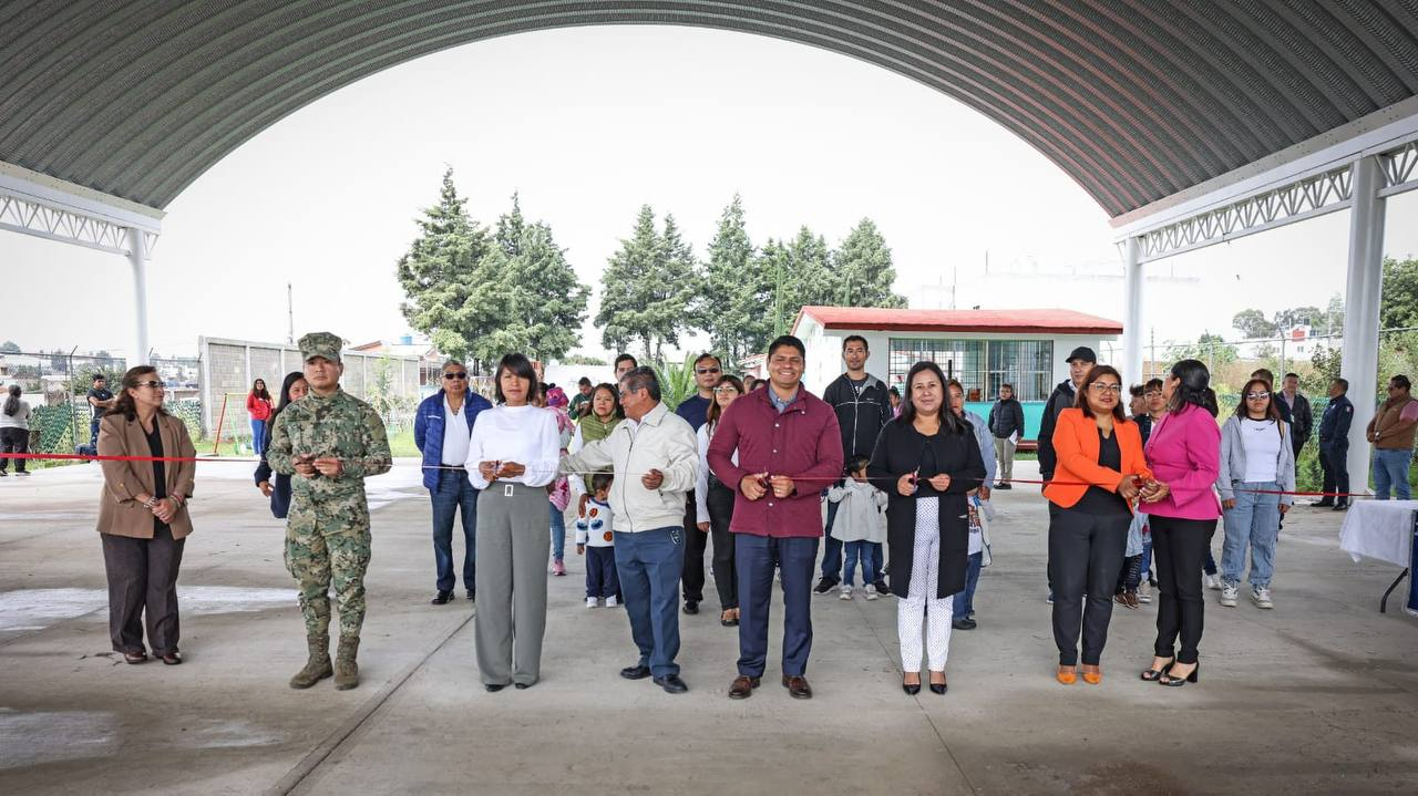 Omar Muñoz entrega arco techo y explanada cívica en preescolar de San Lorenzo Almecatla