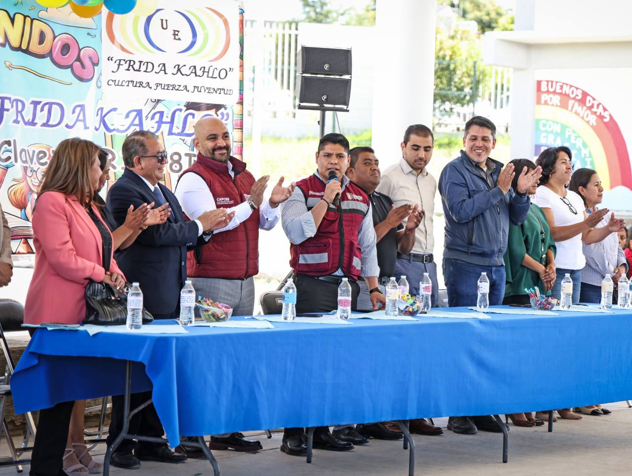 Omar Muñoz y Carlos Ochoa entregan arco techo en la primaria “Frida Kahlo”