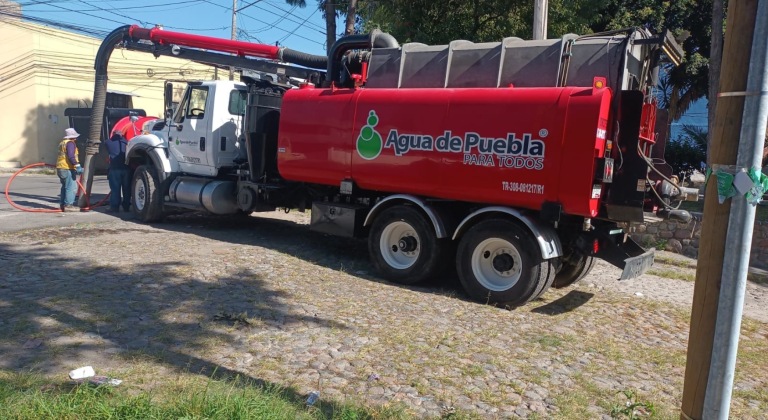 Agua de Puebla garantiza la calidad del suministro y atiende de inmediato reporte vecinal en Santa Bárbara Norte