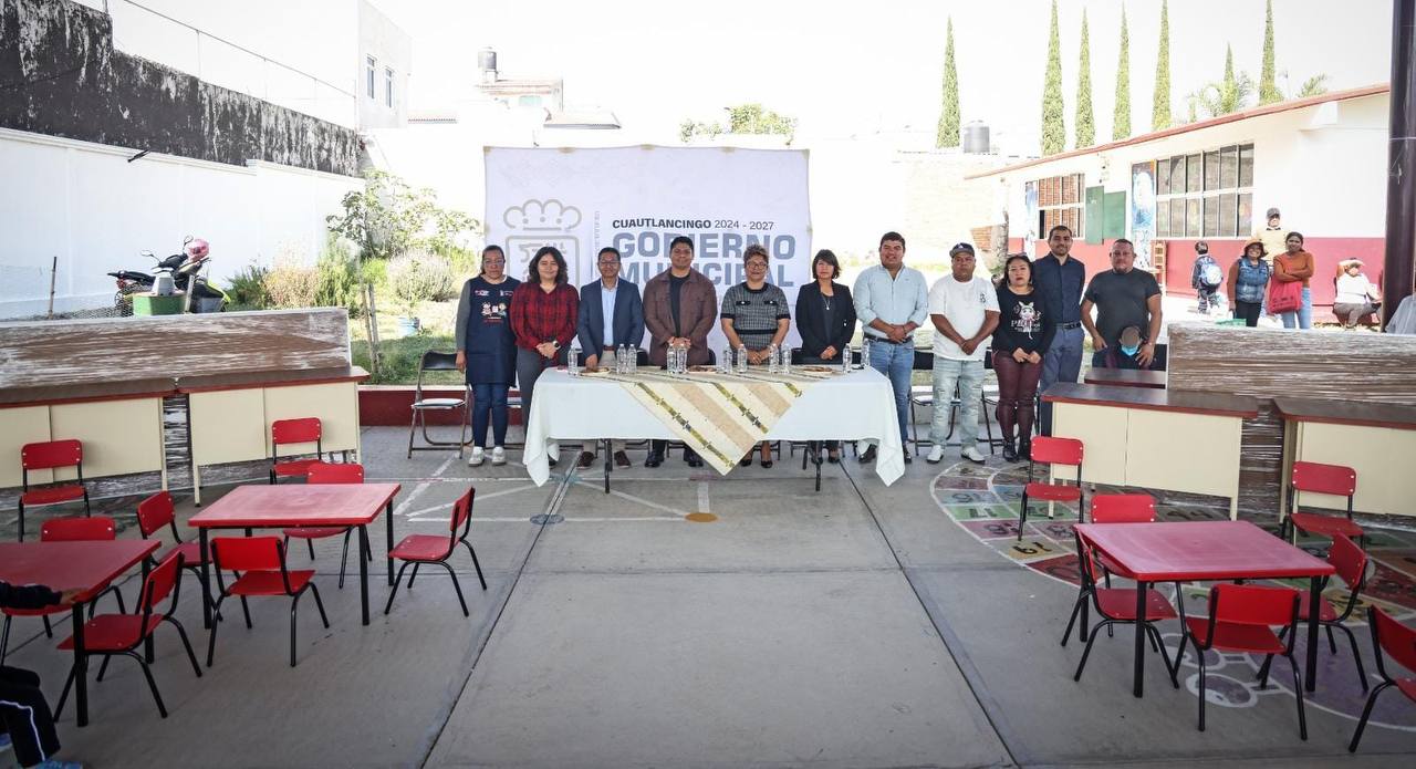 Omar Muñoz dignifica la educación en Cuautlancingo con entrega de nuevo mobiliario escolar