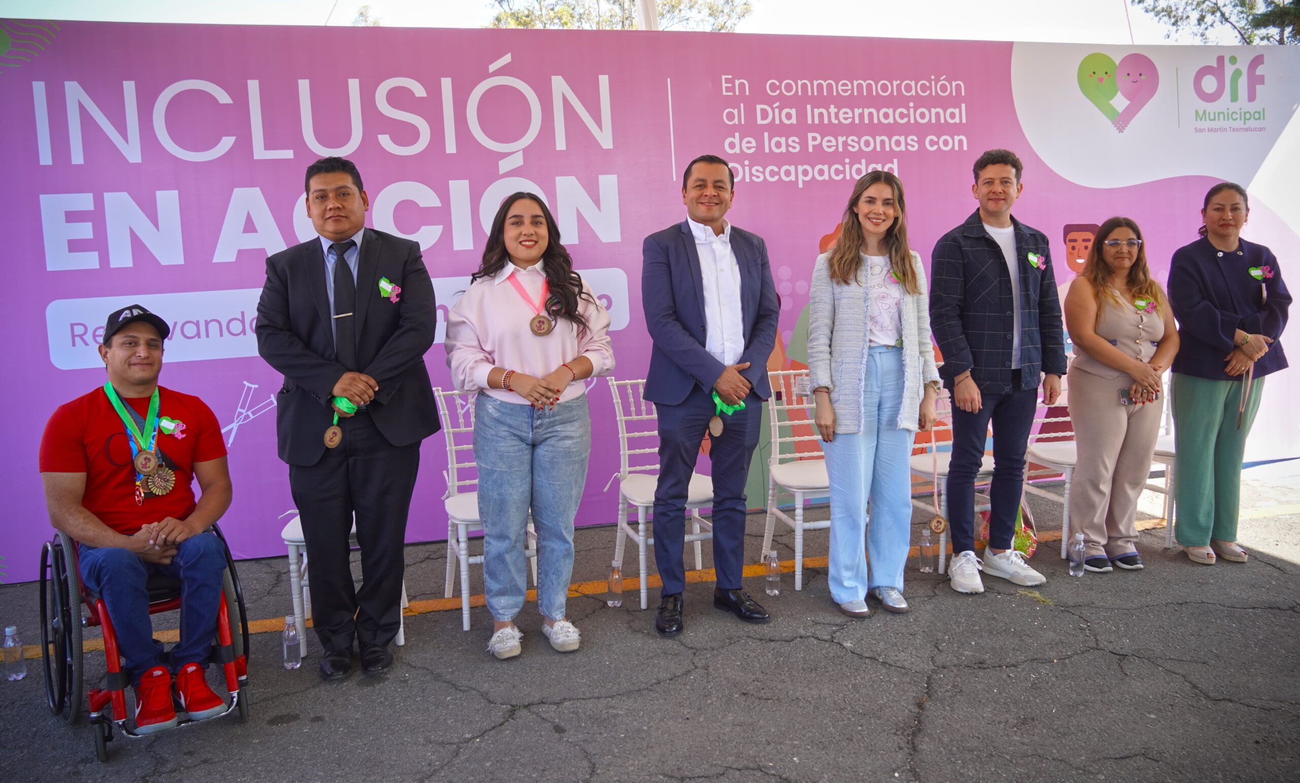 DIF Texmelucan entrega sillas de ruedas a personas vulnerables