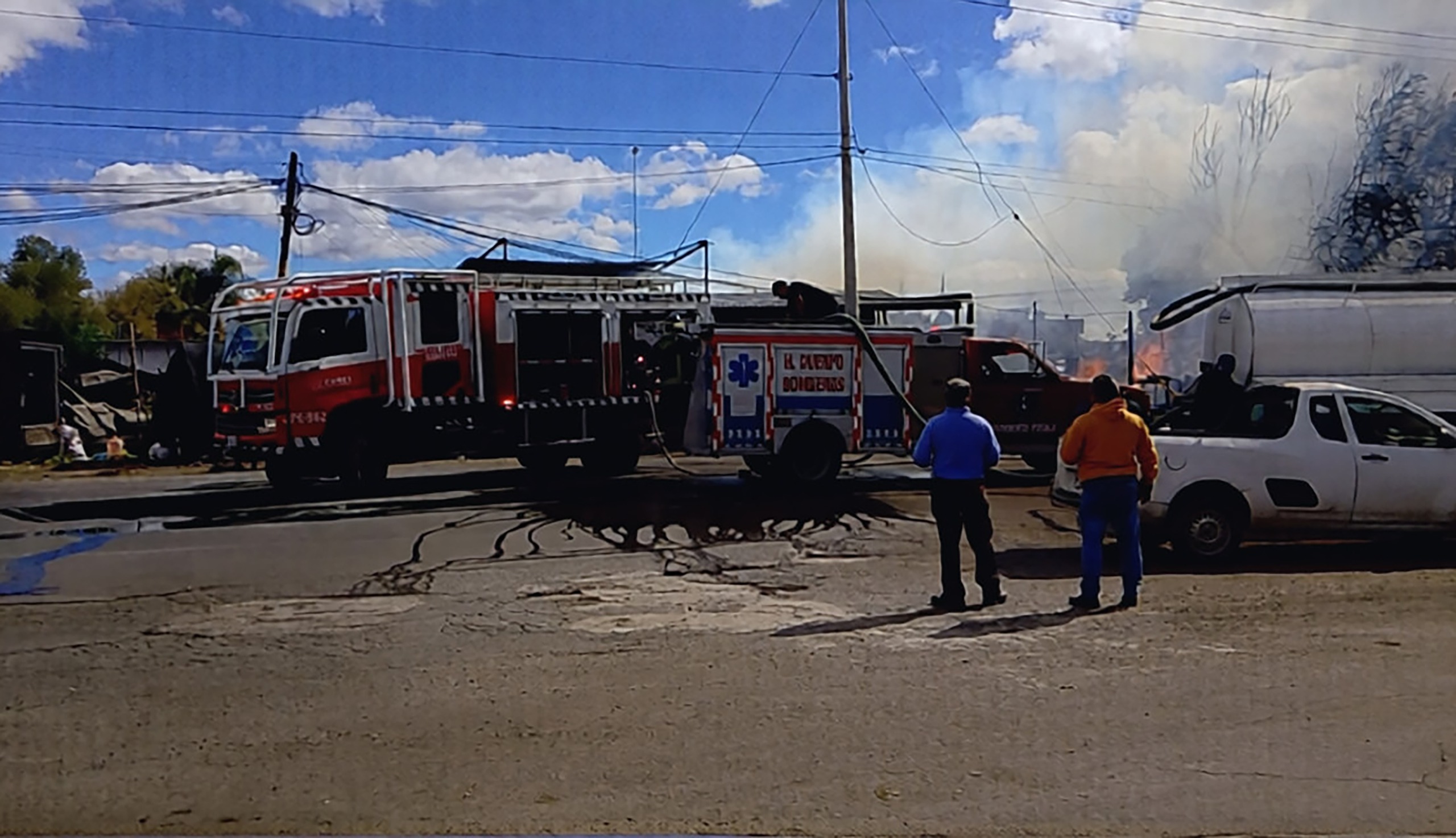 Controlan incendio en bodega de madera; sólo daños materiales en Texmelucan