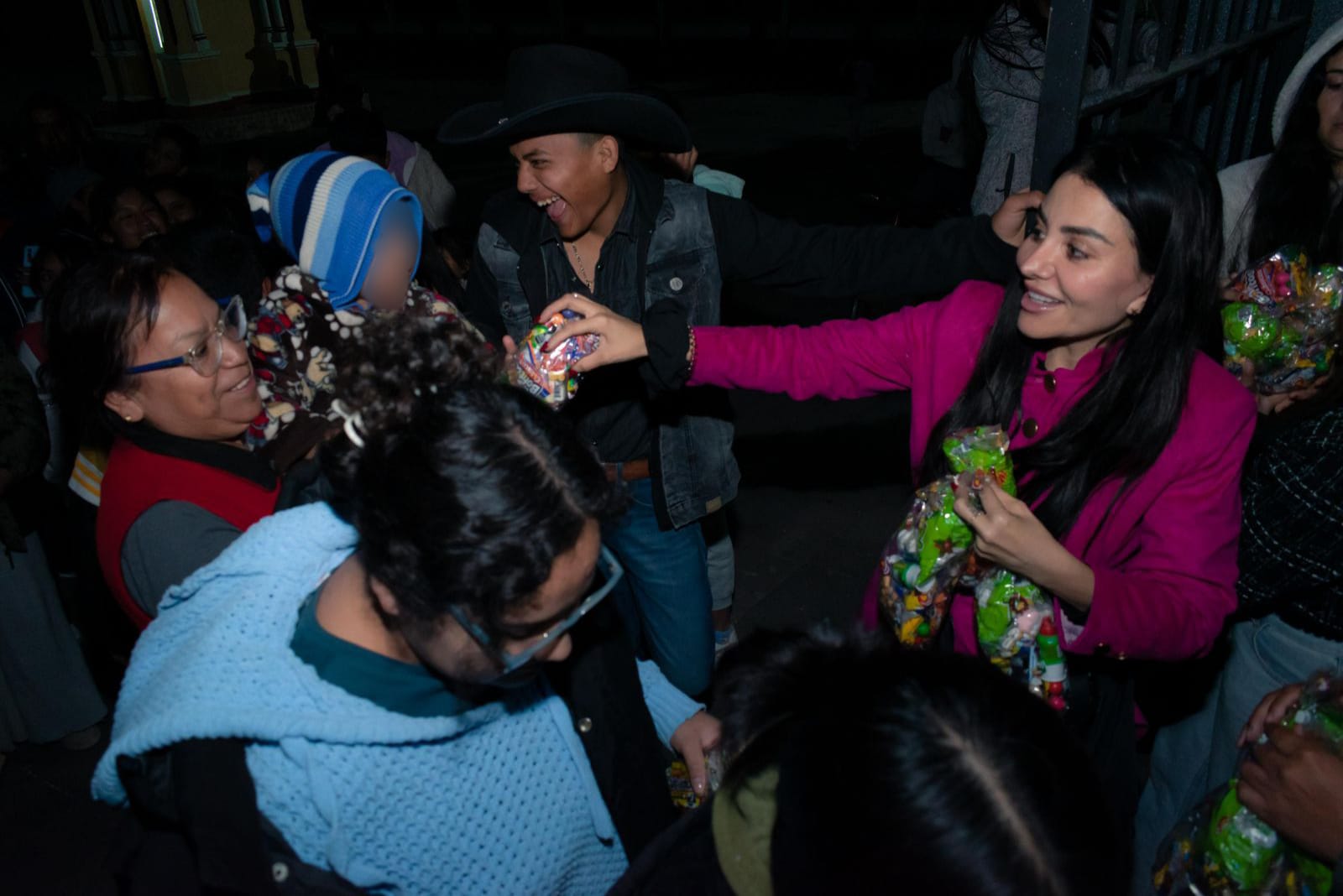 Entrega Nayeli Salvatori más de mil aguinaldos en distrito 18