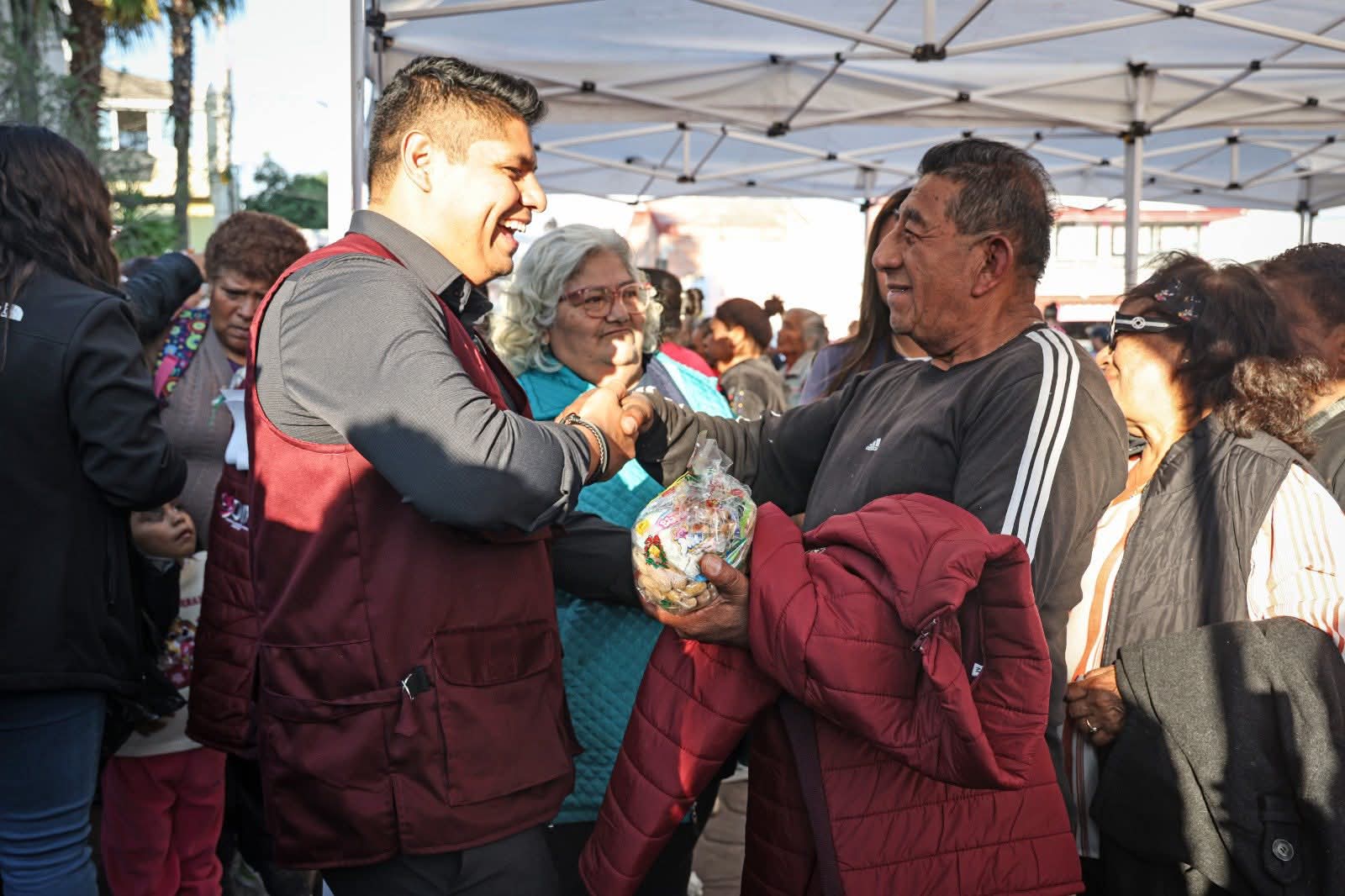 Concluyen Omar Muñoz y Tere Alfaro entrega de chamarras a adultos mayores en Cuautlancingo