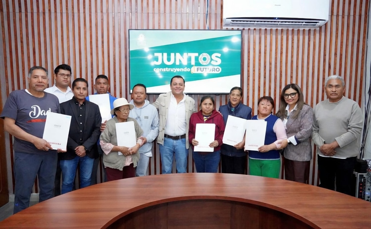 Entrega de escrituras a familias texmeluquenses
