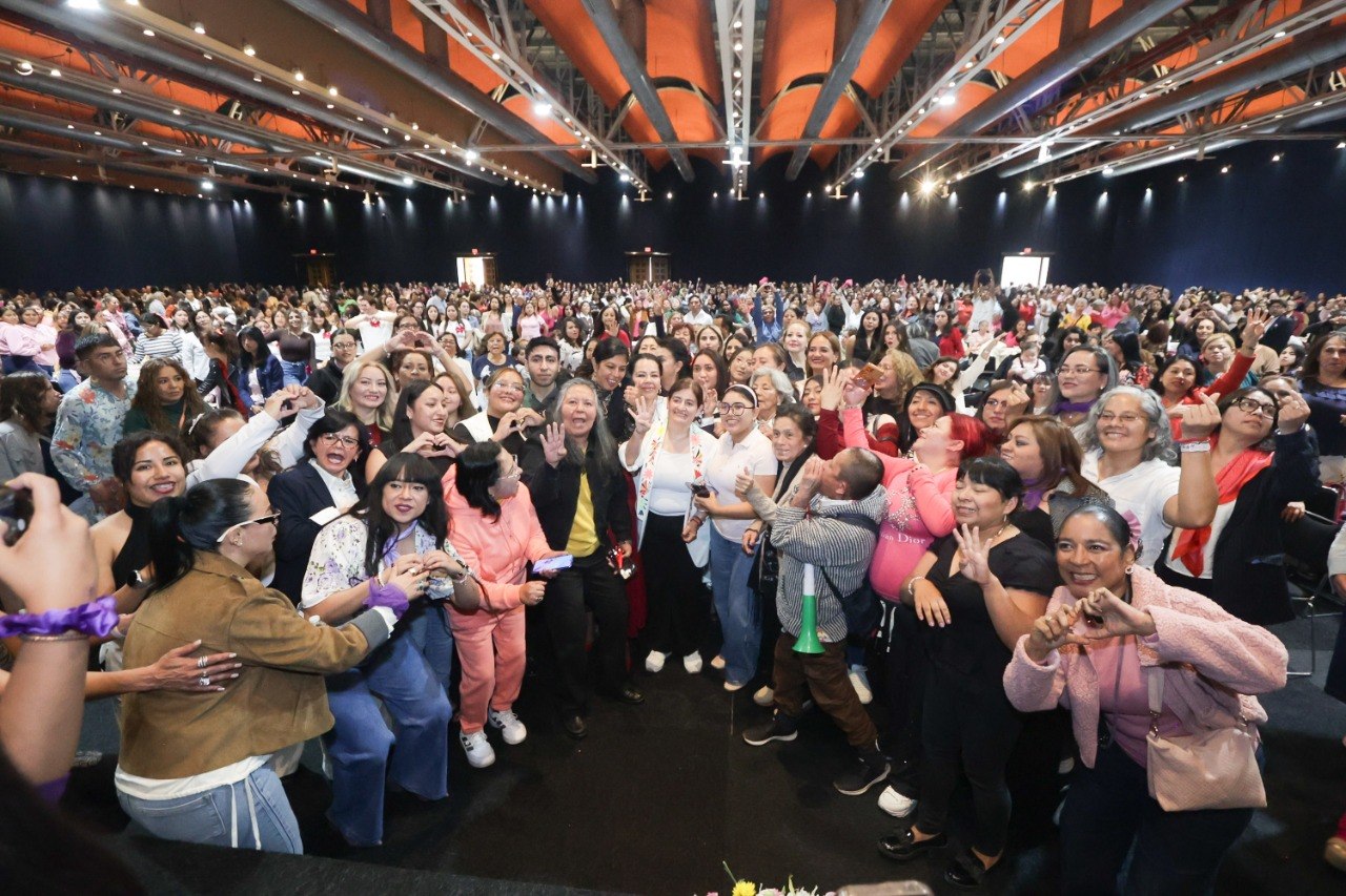 Más de dos mil mujeres desbordaron la mañana de este domingo el Salón Analco del Centro de Convenciones en Puebla para acudir a una conferencia de la subsecretaría de Desarrollo Tecnológico, Vinculación e Innovación, Celina Peña Guzmán.