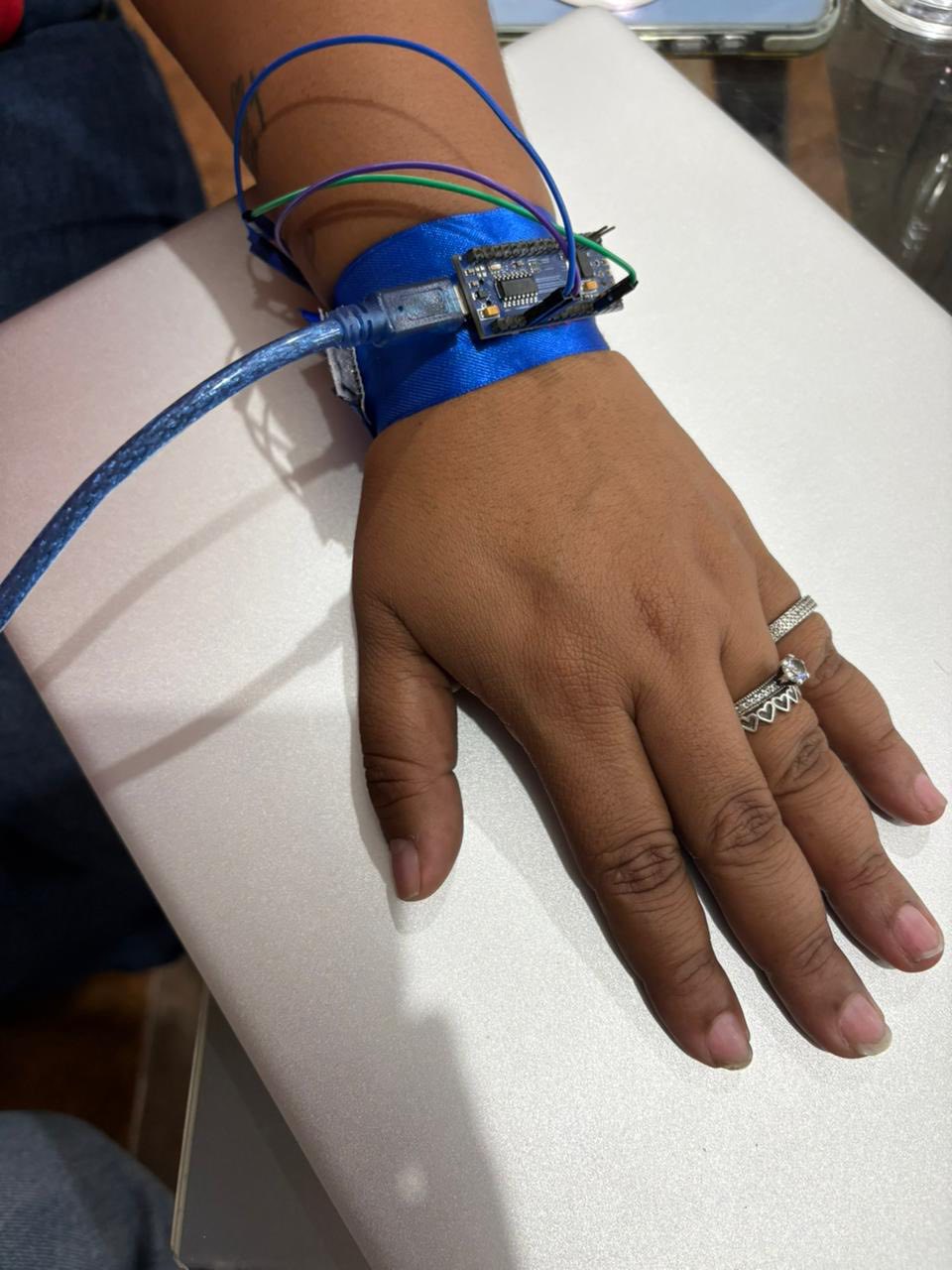 Estudiantes crean pulsera antiansiedad y localizador