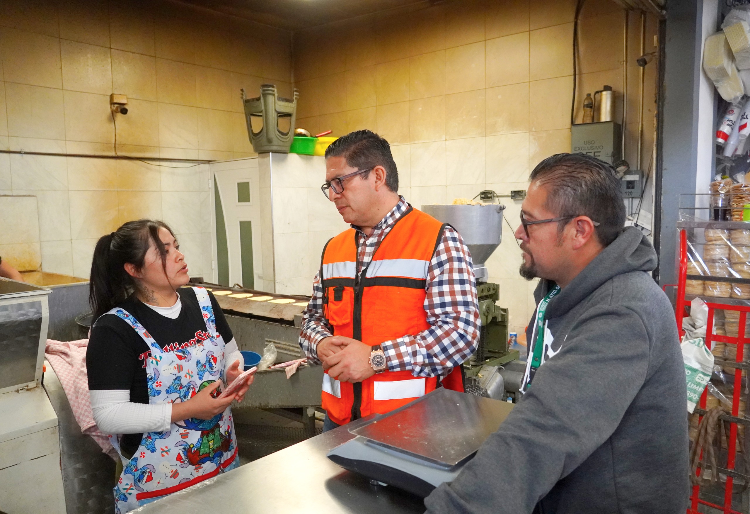 Protección Civil de Texmelucan inspecciona instalaciones de gas en mercado Domingo Arenas