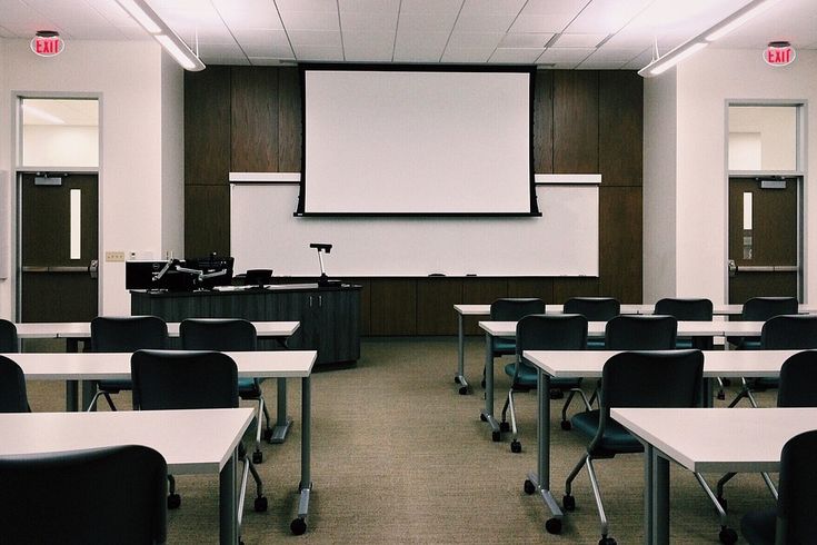 Procesan a profesor de Colegio del Valle que grabó a alumna bajo su falda
