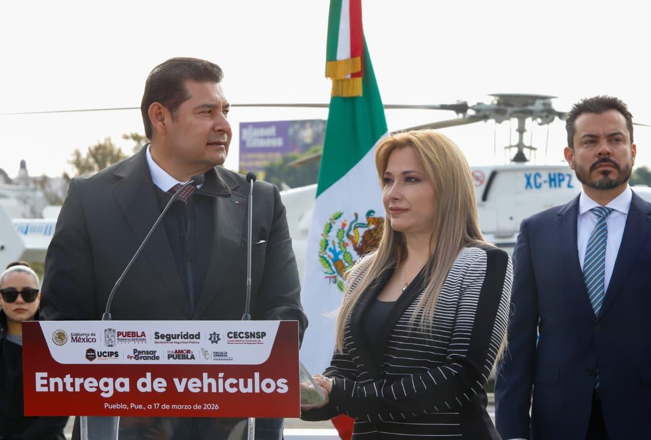 Armenta entrega 111 vehículos y promete combatir corrupción