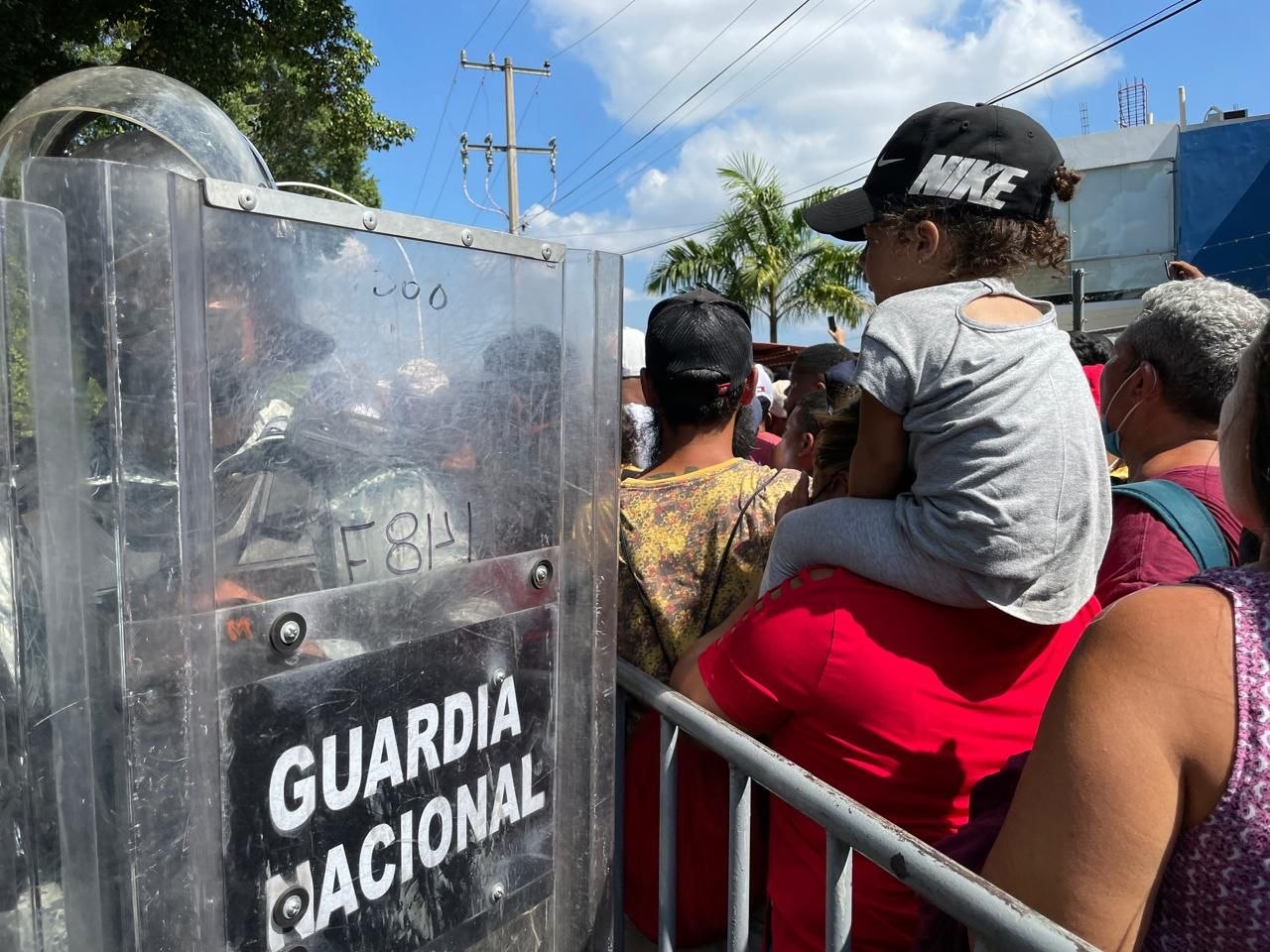 Allanamientos a centro migrante en Tapachula; suspende actividades