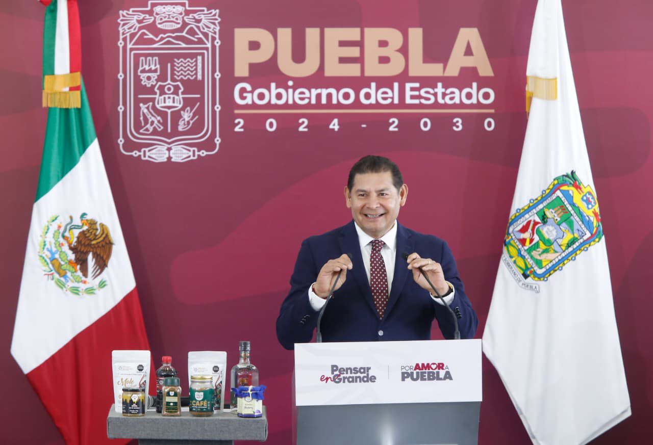 El gobernador de Puebla, Alejandro Armenta presenta el proyecto definitivo del cablebús