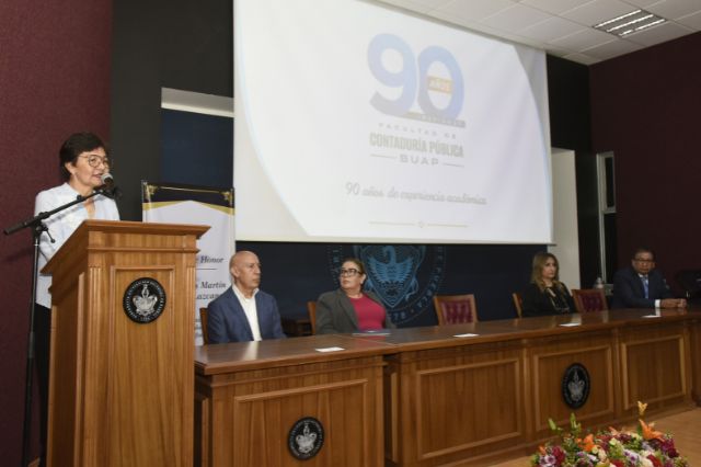 Entrega Rectora Lilia Cedillo reconocimientos para celebrar el Día del Contador Público