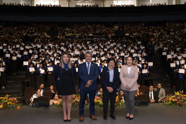 Acompaña Rectora Lilia Cedillo a estudiantes del Complejo Regional Centro en su graduación