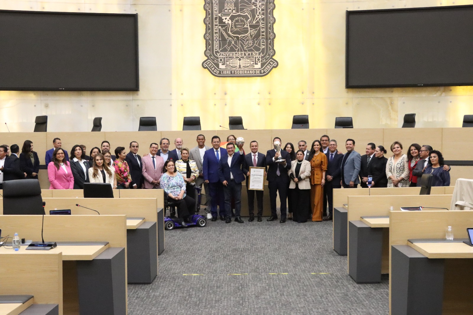 Congreso reconoce al presidente del Club de Futbol Cruz Azul