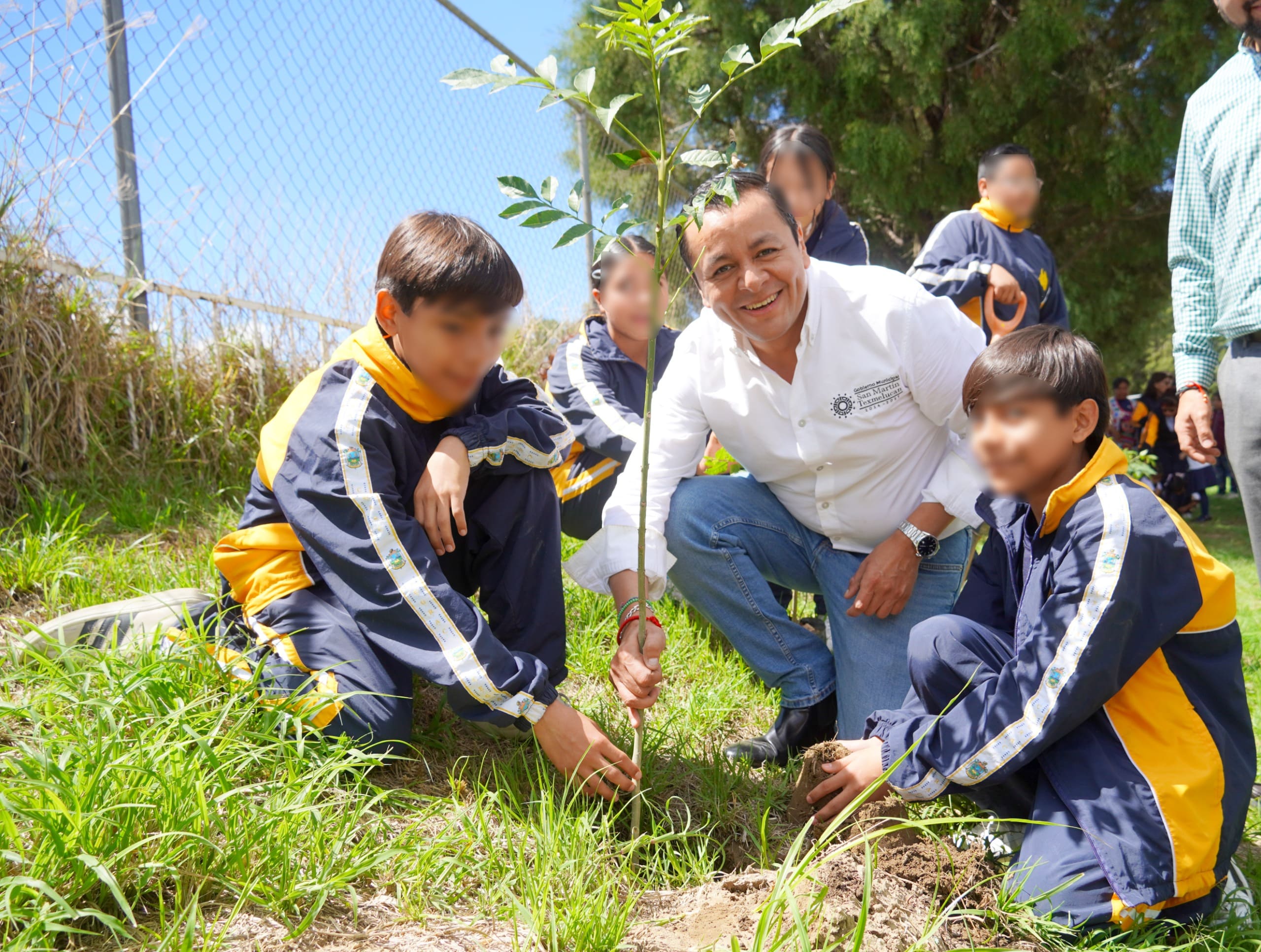 Gobierno de Texmelucan entrega 300 árboles para reforestación