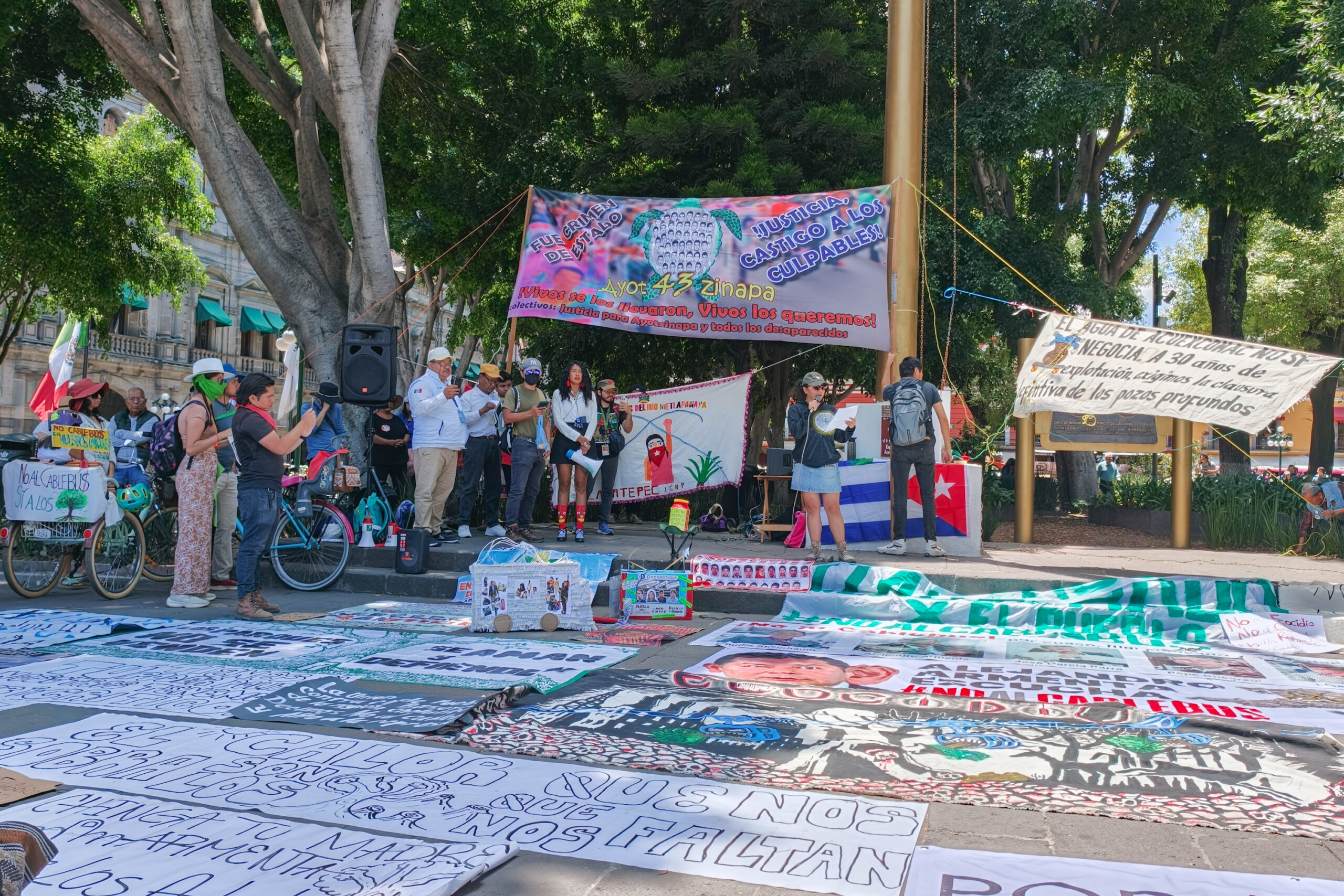 Alrededor de 20 colectivos ambientalistas, organizaciones ciudadanas y habitantes de Puebla realizaron este domingo 26 de julio la séptima marcha contra el proyecto del Cablebús impulsado por el gobierno estatal, al considerar que la obra no resolverá los problemas de movilidad de la capital y podría provocar afectaciones ambientales.