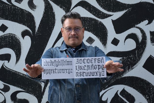 Comparte investigador BUAP caligrafía gótica mexicana en ATypI Stanford 2026