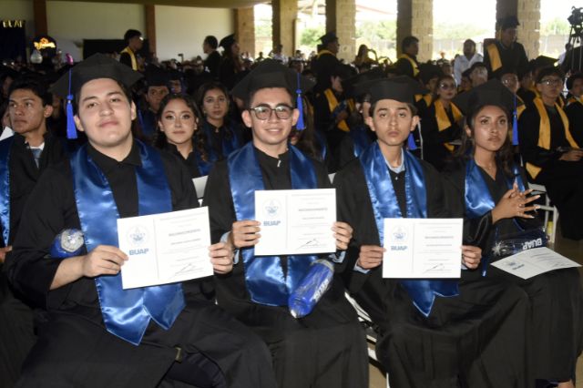 Preside Rectora Lilia Cedillo graduación en preparatoria de Izúcar de Matamoros