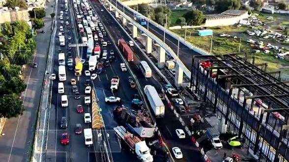 Volcadura de tráiler paraliza la México-Puebla; ya fue reabierta