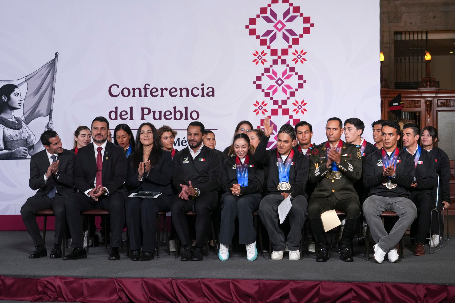 Sheinbaum recibe a medallistas tras récord histórico de México en JCC