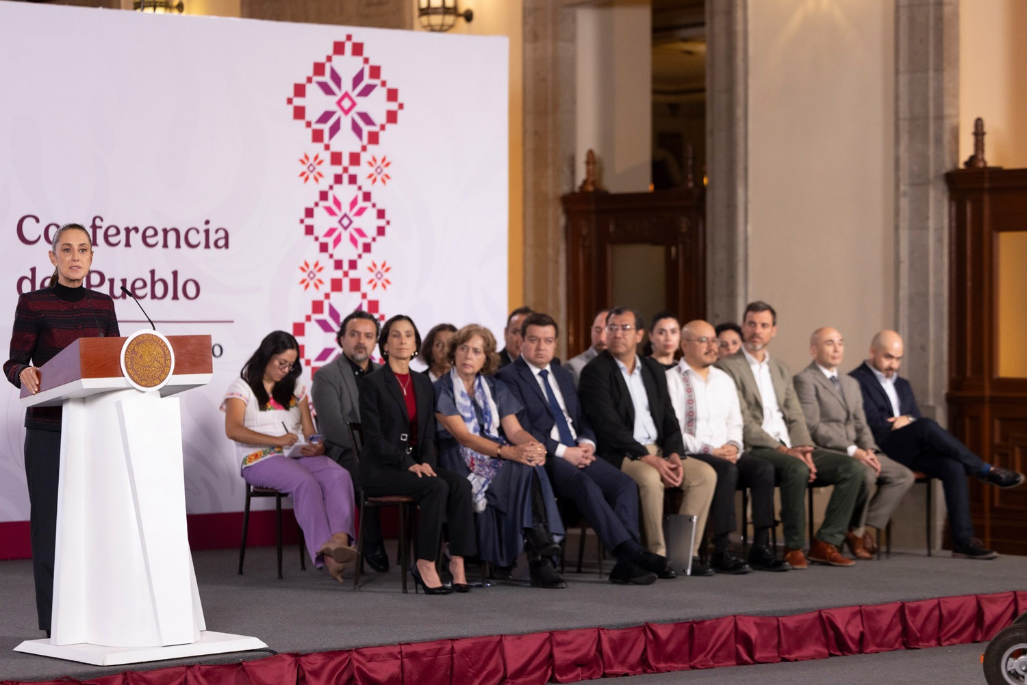 La presidenta Claudia Sheinbaum informó que el Gobierno de México revisará las recomendaciones de un comité científico sobre el aprovechamiento de gas no convencional, las cuales incluyen el uso exclusivo de agua salada y estrictos controles ambientales
