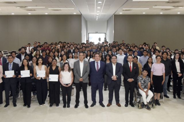 Entregan BUAP y Fundación BBVA reconocimientos a egresados de licenciatura