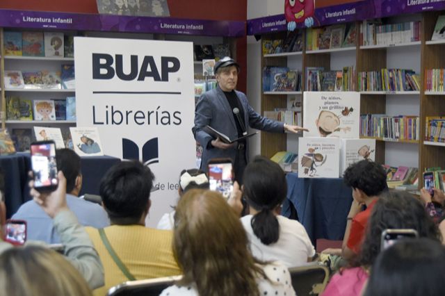 Presenta Mario Iván Martínez colección de cuentos infantiles en la Librería CCU