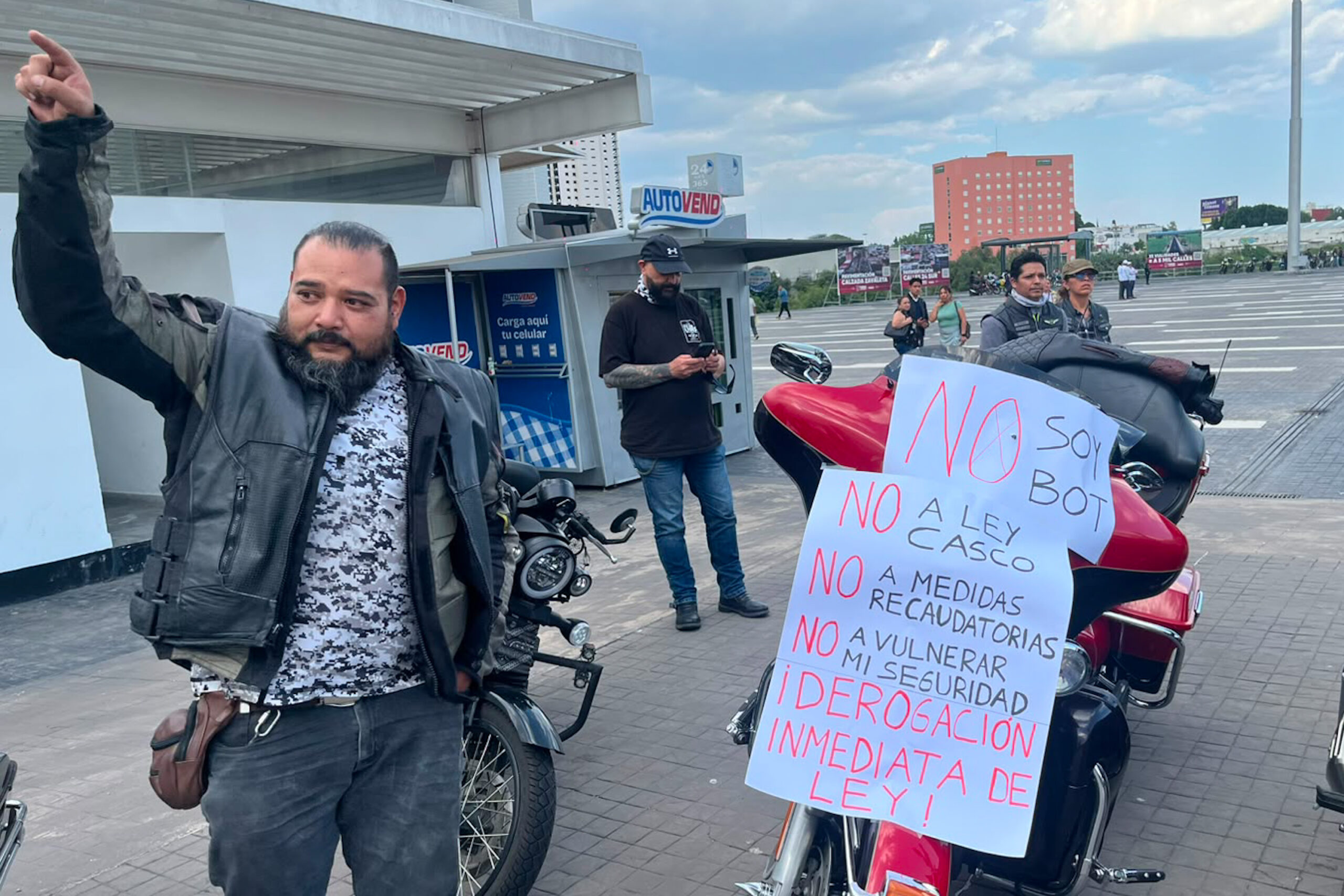 Motociclistas durante protesta contra la Ley Casco en Puebla