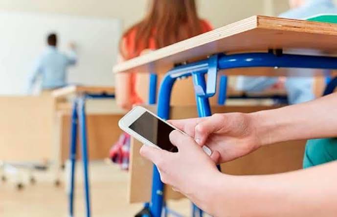 SEP consultará a docentes sobre celulares en las aulas