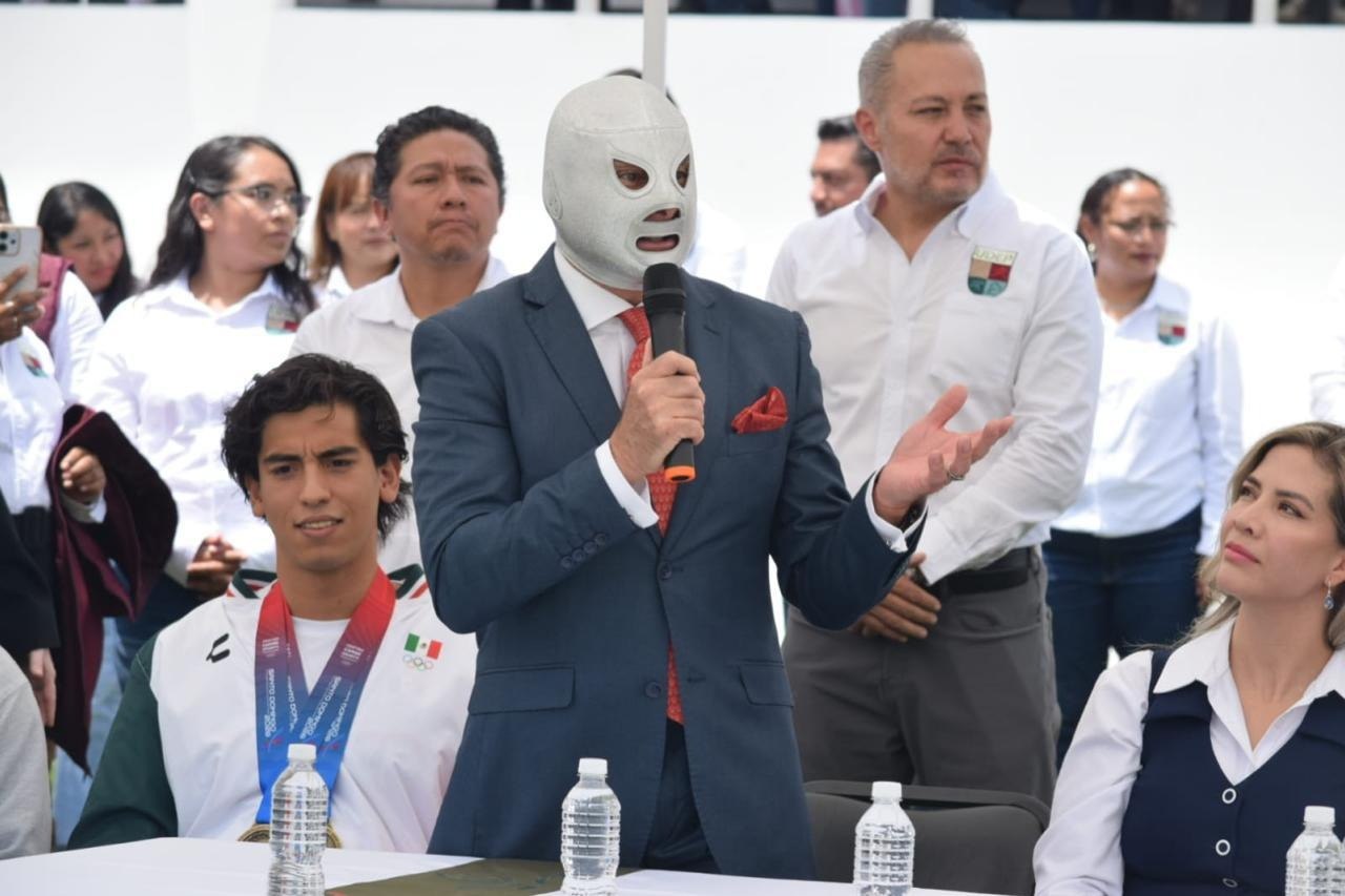 “Hijo del Santo” acude a universidad de Puebla
