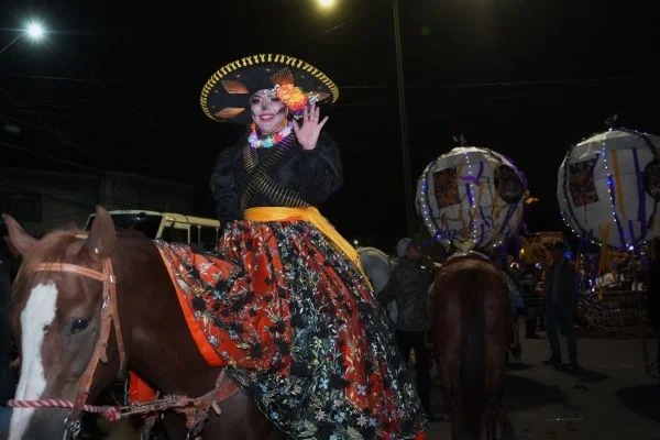 Encabeza Tonantzin Fernández Desfile de Animeros 2026