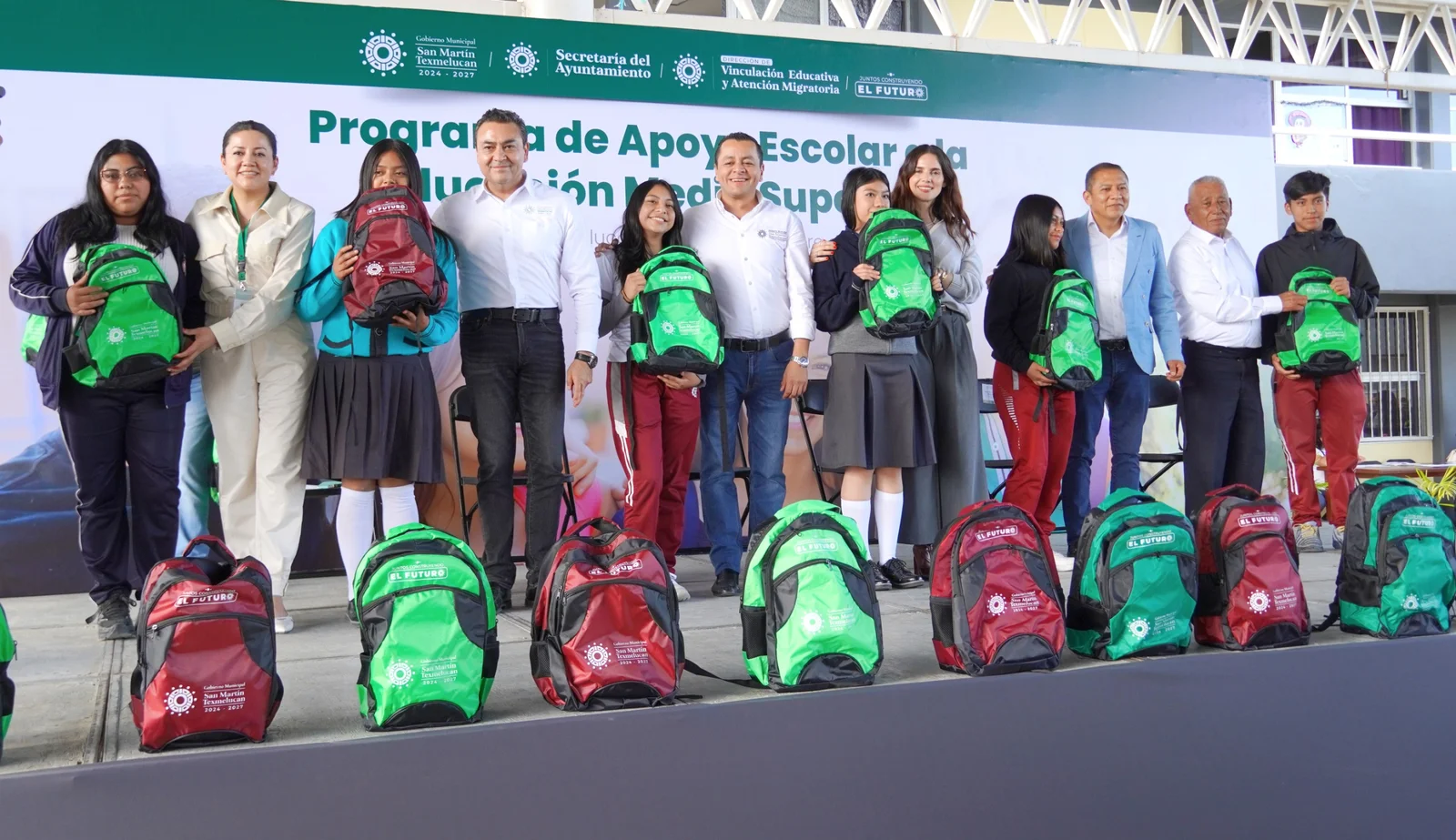 Gobierno de Texmelucan entrega mas de 3 mil mochilas a estudiantes